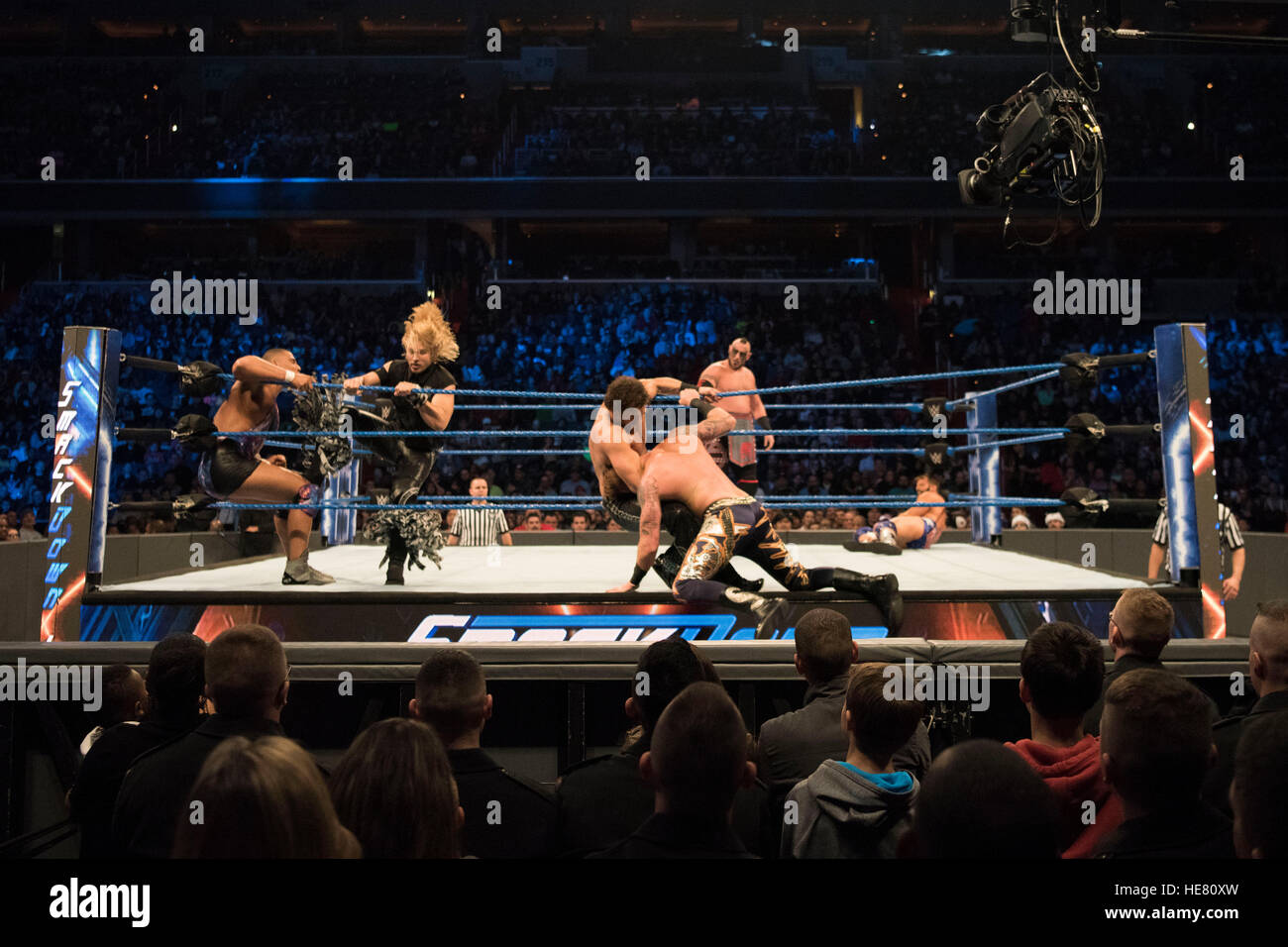 WWE Künstler beteiligen sich an ein Wrestling-Match bei den 14. jährlichen Tribut an die Truppen-Event im Verizon Center 13. Dezember 2016 in Washington, DC. Stockfoto