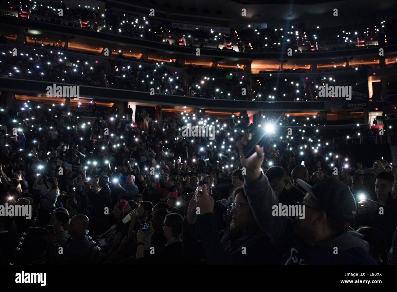 Service-Mitglieder feuern während der 14. jährlichen Tribut an die Truppen-Veranstaltung im Verizon Center in Washington, D.C., 13. Dezember 2016. WWE Tribute an die Truppen ist eine jährliche Veranstaltung statt von WWE und Armed Forces Entertainment im Dezember während der Ferienzeit seit 2003, zu Ehren und United States Armed Forces Mitglieder unterhalten. WWE-Darsteller und Mitarbeiter Reisen in Militärlager, Basen und Krankenhäuser, darunter das Walter Reed Army Medical Center und Bethesda Naval Hospital. Stockfoto