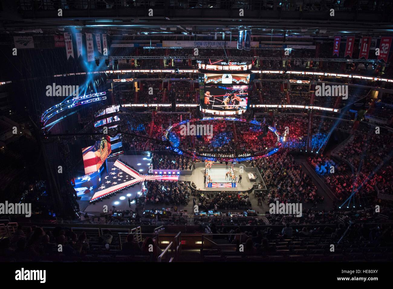 Luftbild des Stadions Verizon Center einrichten mit einem Center Court Wrestling-Ring für den 14. jährlichen Tribut zu den Truppen Veranstaltung 13. Dezember 2016 in Washington, DC. Stockfoto