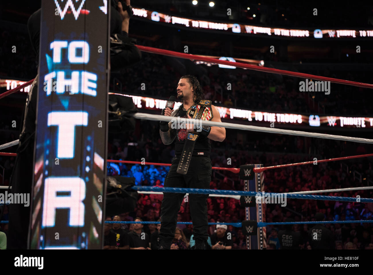 WWE Performer römischen Regins bereitet ein Wrestling-Match bei den 14. jährlichen Tribut an die Truppen-Event im Verizon Center 13. Dezember 2016 in Washington, DC. Stockfoto