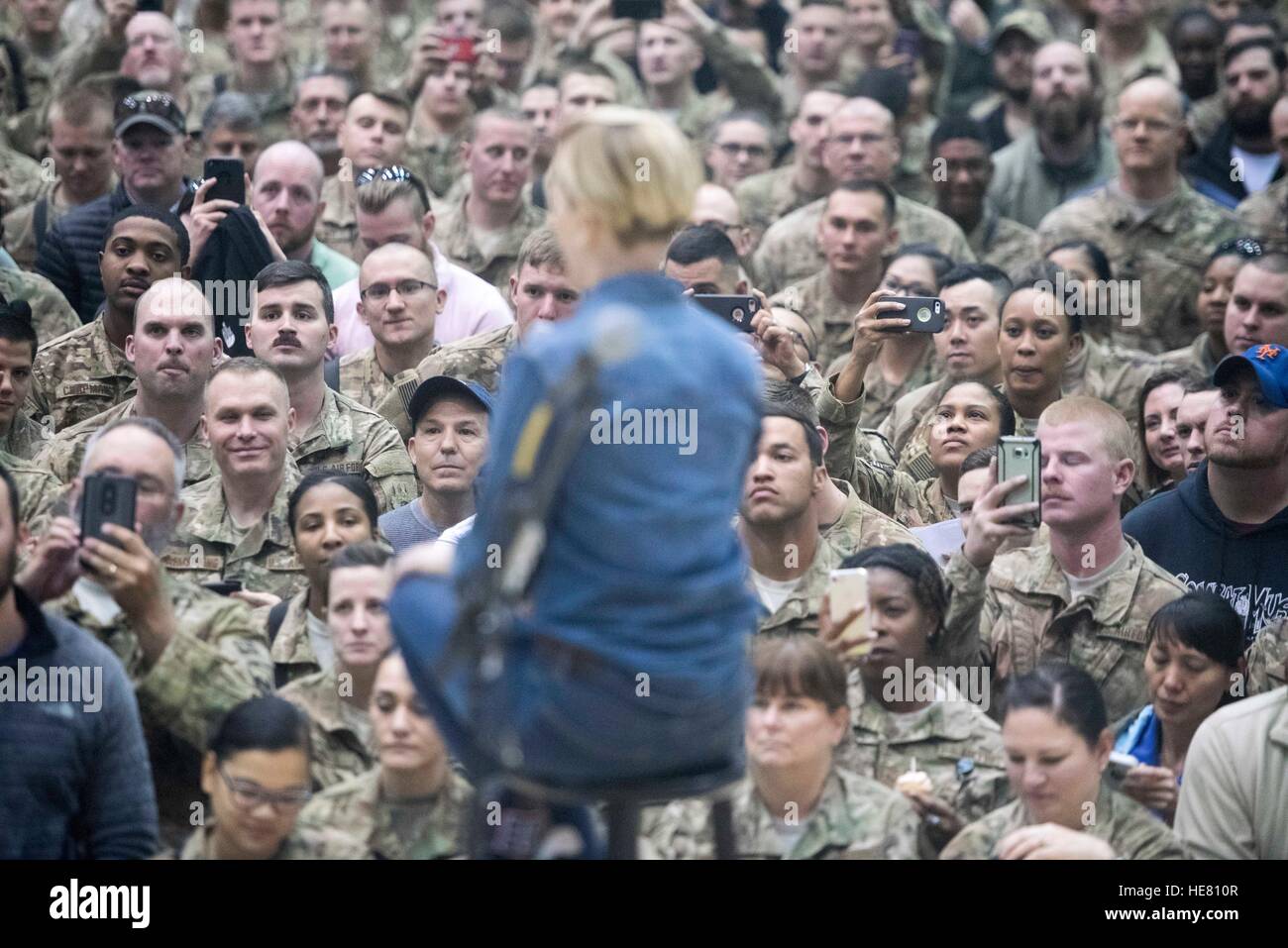 Scarlett Johansson führt für US-Soldaten während der USO Holiday Tour auf der Bagram Air Base 7. Dezember 2016 in Bagram, Afghanistan. Stockfoto