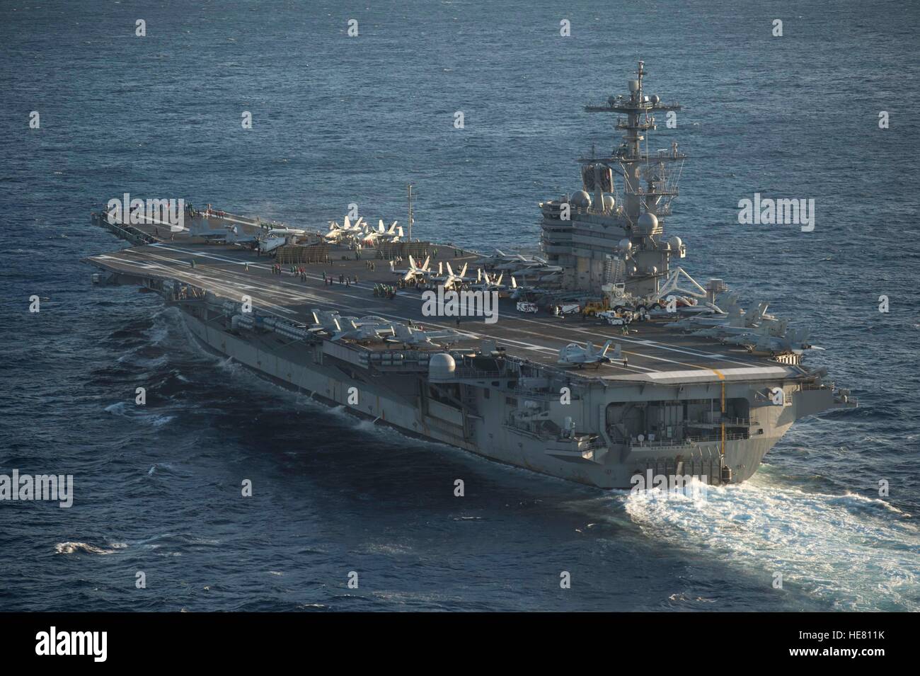 Der USN Nimitz-Klasse-Flugzeugträger USS George H. W. Bush dampft im Gange während einer zusammengesetzten Einheit Übung 2. Dezember 2016 im Atlantischen Ozean. Stockfoto