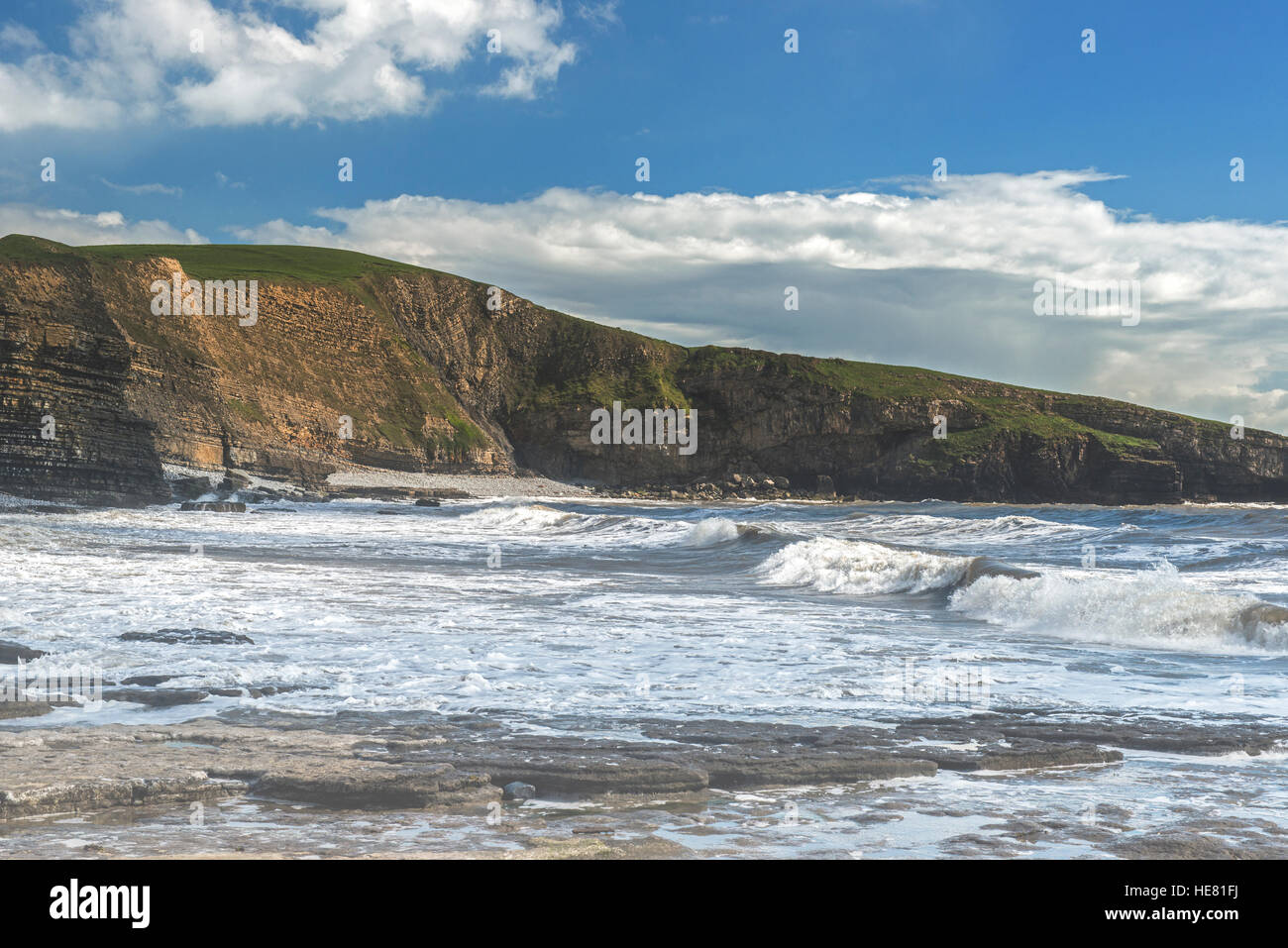 Dunraven Bay bei Southerndown auf die Glamorgan Heritage Coast in Süd-Wales an einem stürmischen Tag mit Wellen am Strand Hochfahren Stockfoto