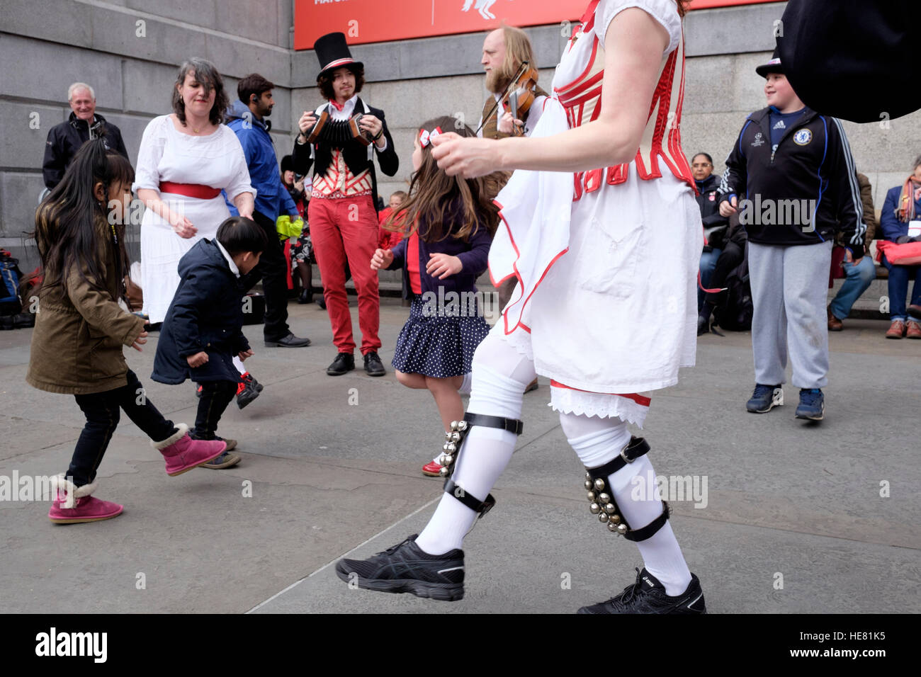 Kinder mit strassenkünstler am Trafalgar Square London während der St George's Tag feiern Stockfoto