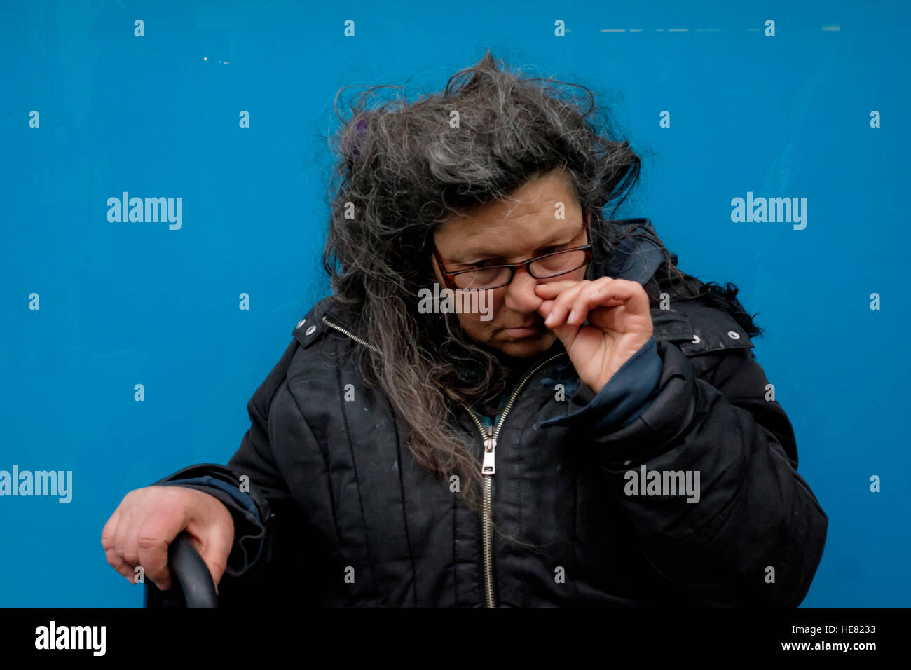 Frau in London abgebildet sammeln ihre Nase Stockfoto