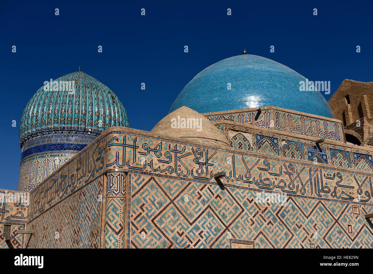 Detail der blauen Kuppeln des antiken Khoja Ahmed Yasawi Mausoleums in Turkistan Kasachstan Stockfoto