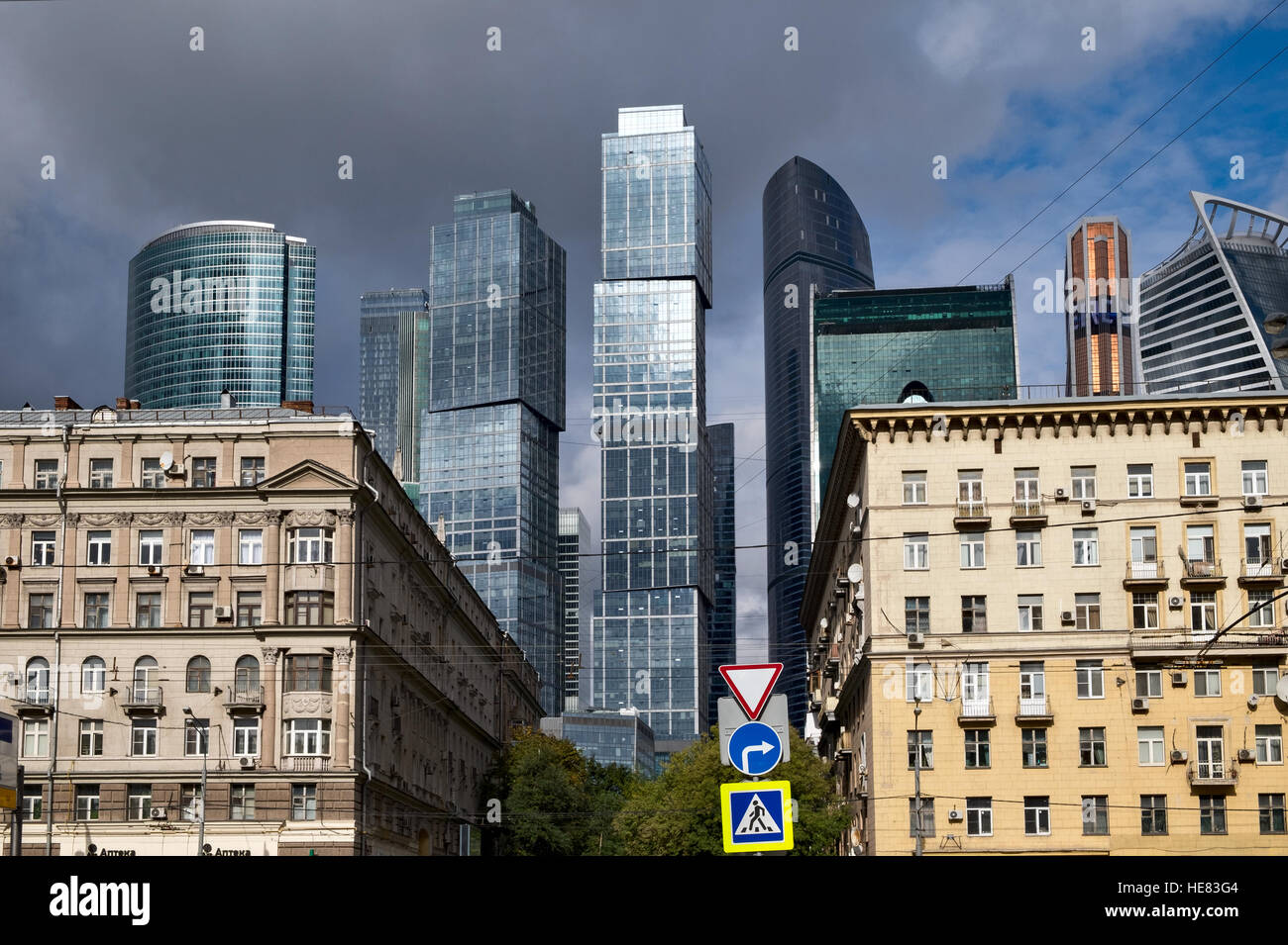 Moskau, Russland - 24 September: Wolkenkratzer von Moskau internationales Geschäftszentrum zwischen alten Häusern in Moskau am 24. September 2016 Stockfoto