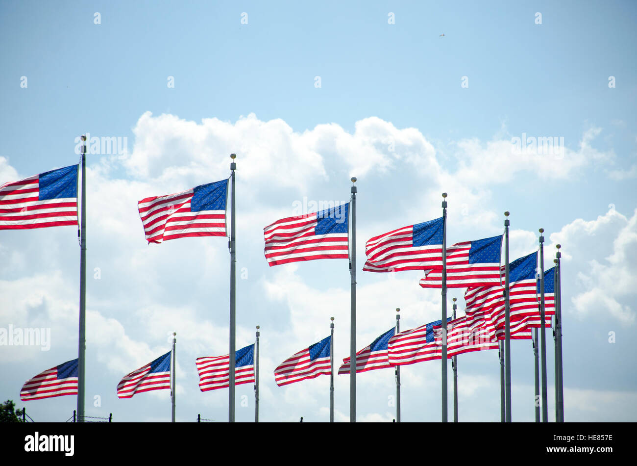 Kreis der Flaggen-Snap-in den Wind auf das Washington Monument. Stockfoto