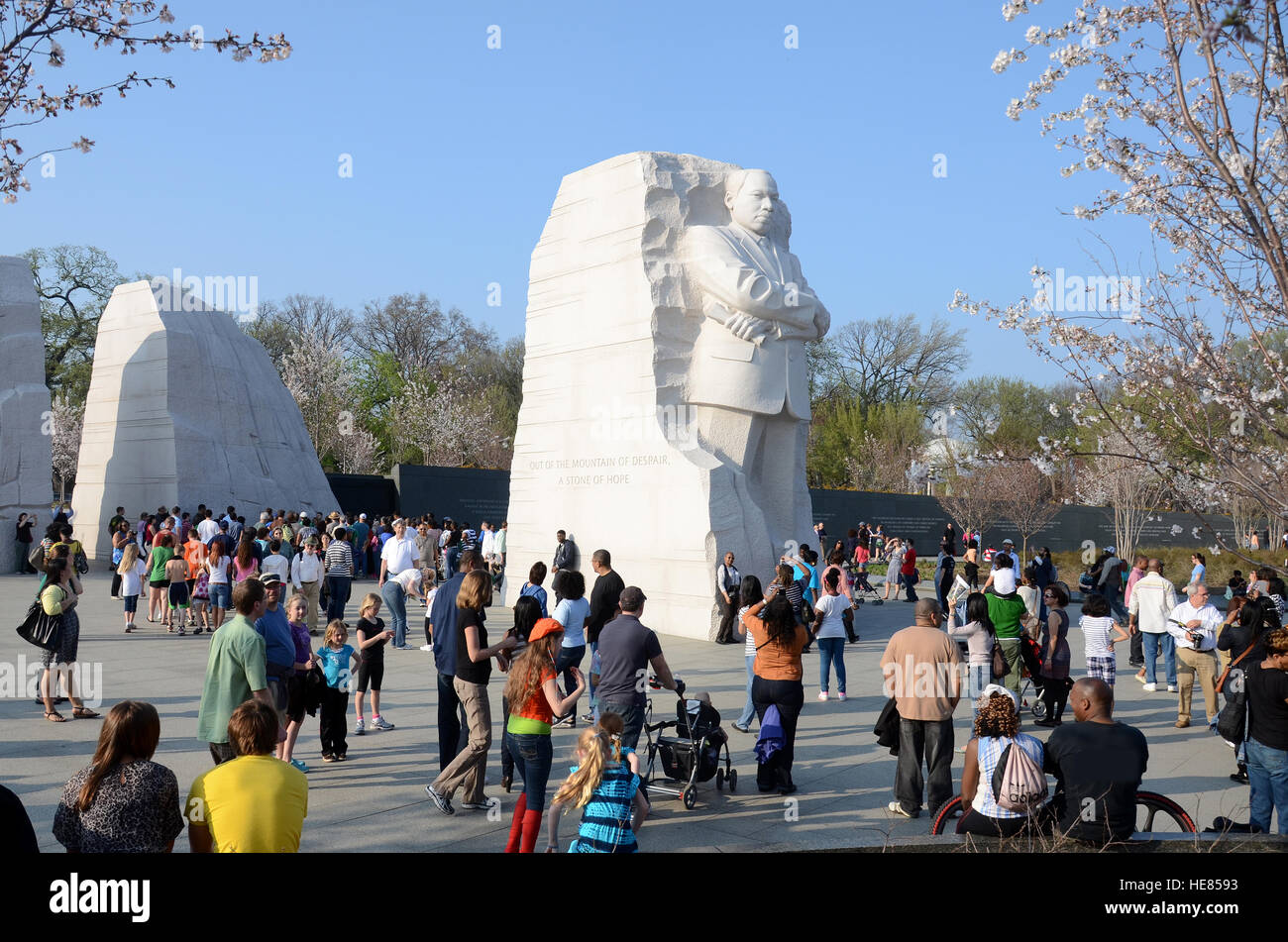 Besucher genießen einen Frühlingstag am Martin Luther King, Jr., Memorial in Washington, DC. Stockfoto