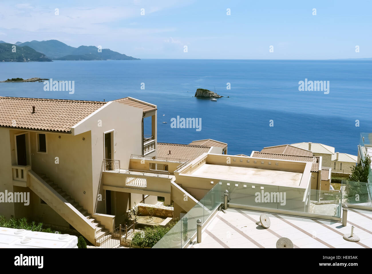 Sivota, Griechenland, 9. Mai 2013: Ein Blick auf das Blau des Ionischen Meeres, der Berge und stilvolles Haus in Griechenland. Stockfoto