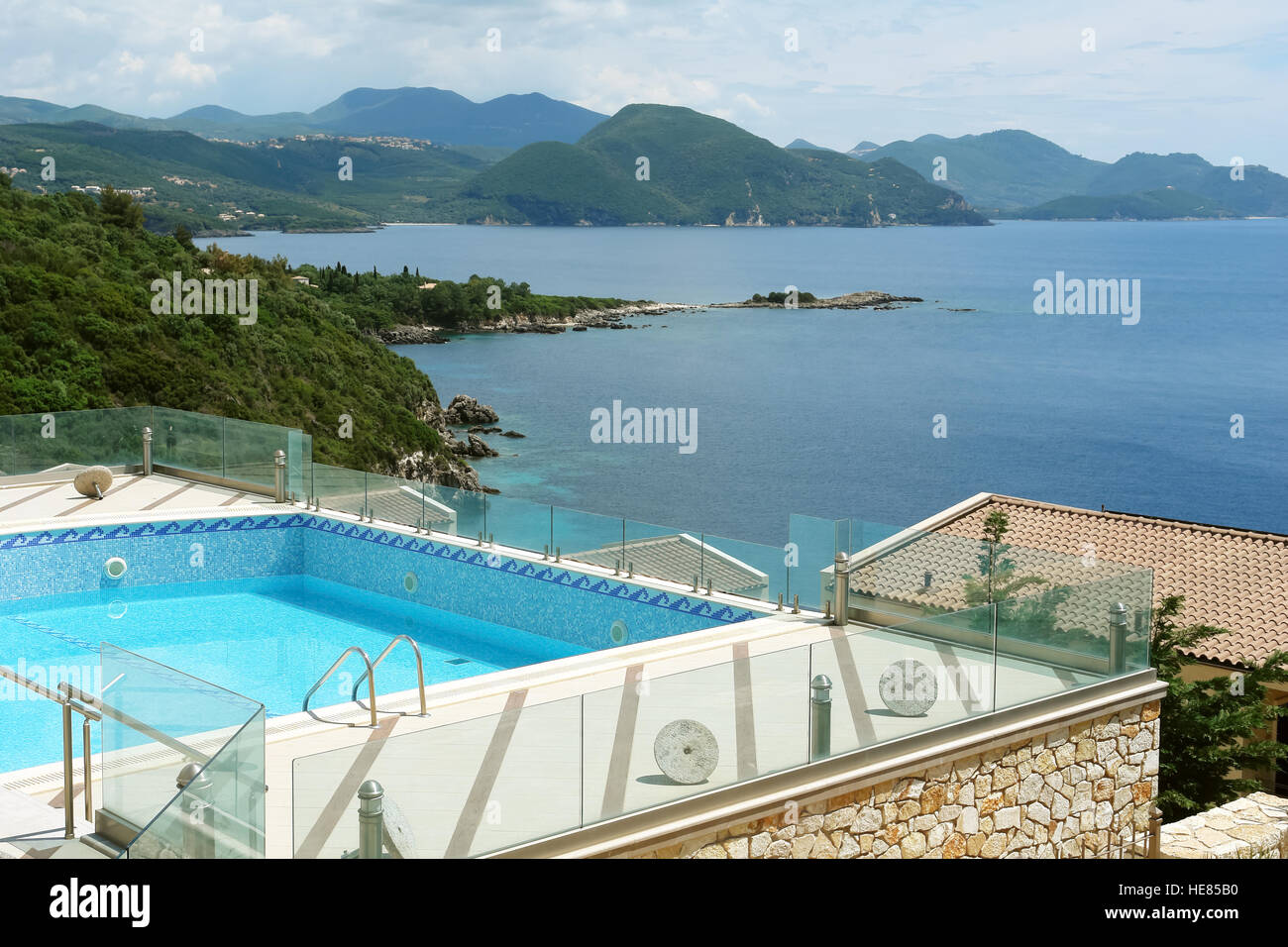 Sivota, Griechenland, 9. Mai 2013: Landschaft mit Pool, die Berge und das blaue Meer in Griechenland. Stockfoto