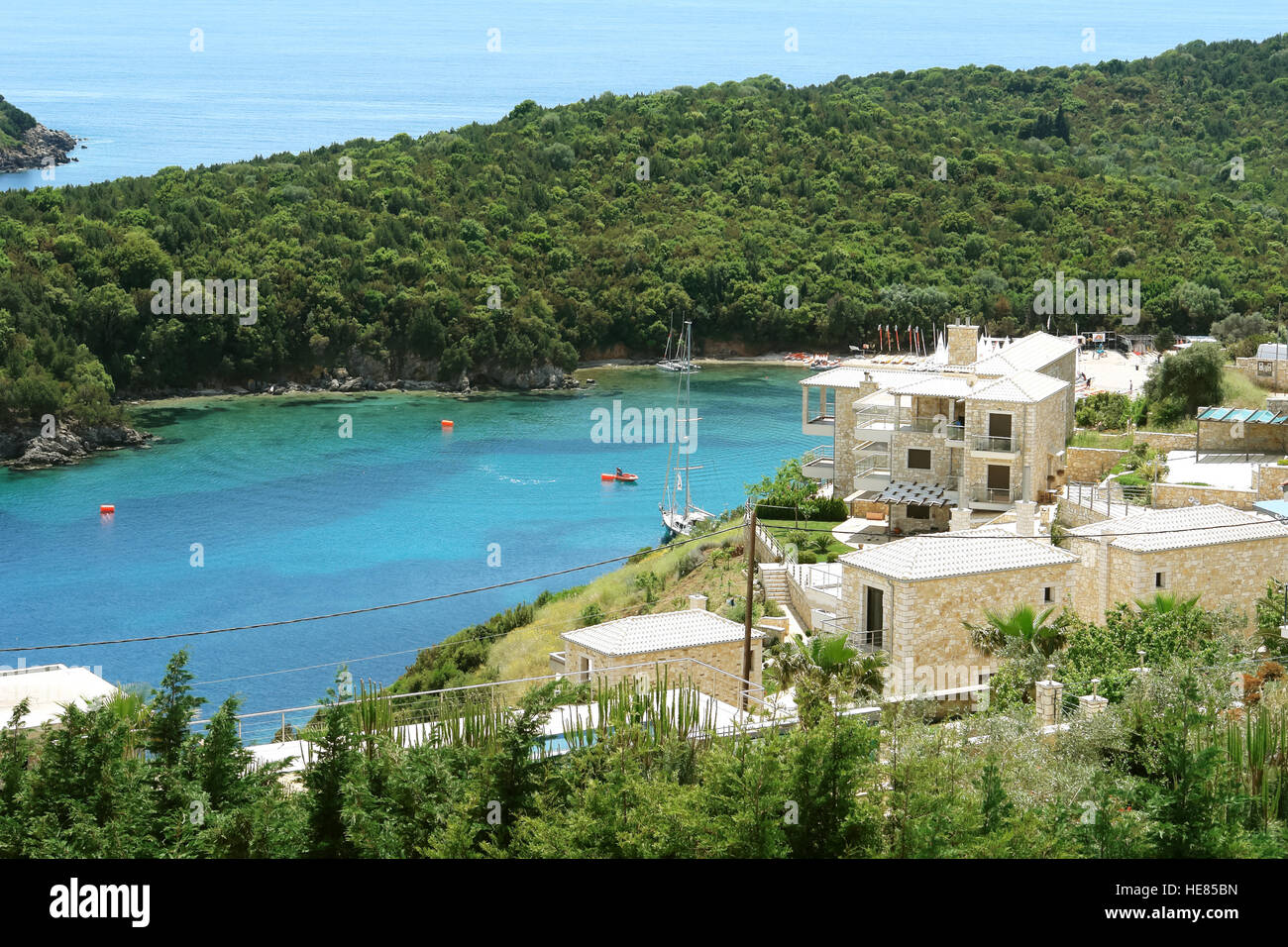 Sivota, Griechenland, 9. Mai 2013: Blick auf die blaue Bucht mit grünen Hügeln und Yachten im Ionischen Meer in Griechenland. Stockfoto