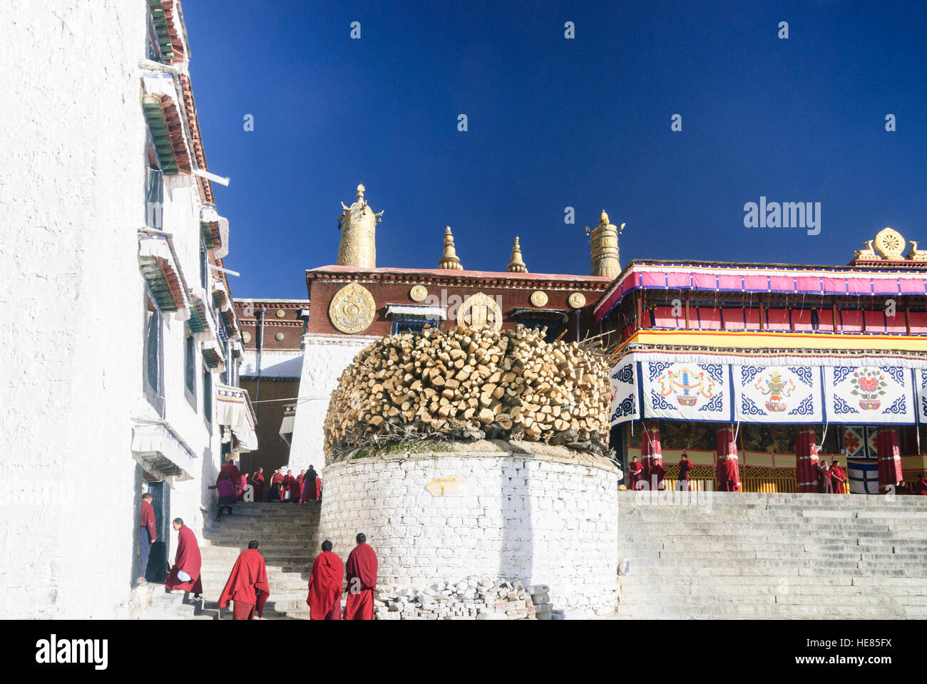 Lhasa: Kloster Drepung; Mönche vor der Hauptassembly Halle Tshogchen Dukhang, Tibet, China Stockfoto