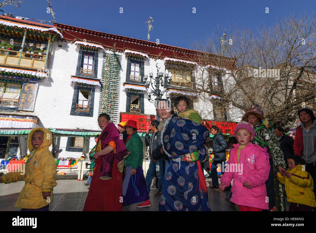 Lhasa: Barkhor ("mittlere Umlauf Weg" rund um den Jokhang-Tempel) in der tibetischen Altstadt; Pilger losgehen, um das tibetische Neujahr Festival clockwi Stockfoto