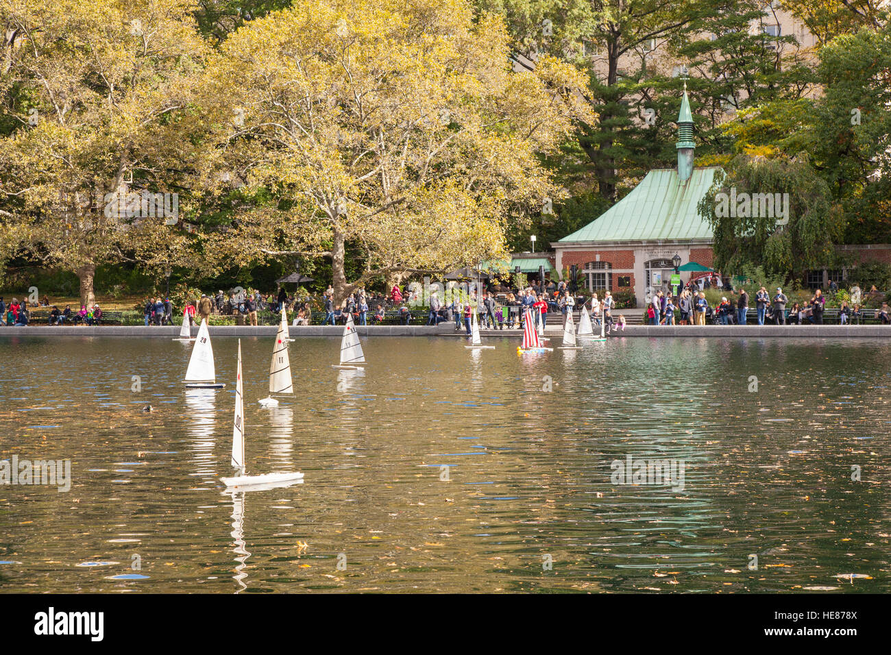 Konservatorium Wasser Modell Boot Teich, Central Park, Manhattan, New York City, Vereinigte Staaten von Amerika. Stockfoto