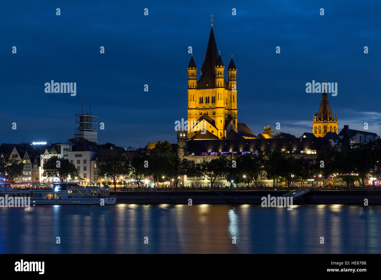 Nacht-Blick auf den Rhein und die große Kirche Saint Martin in Köln. Stockfoto
