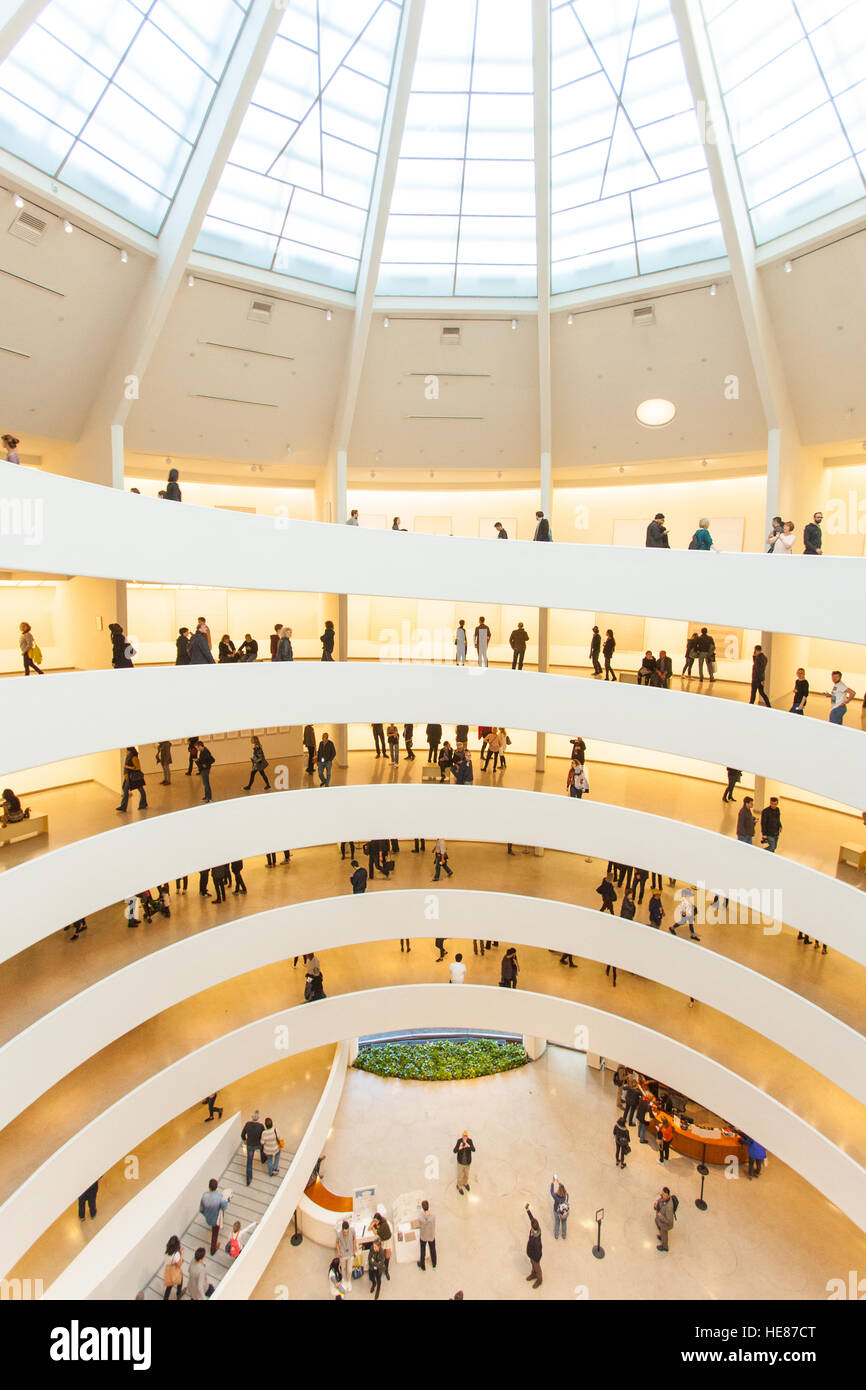 Die Spirale Rotunde im Inneren des Guggenheim Museums, Fifth Avenue, Manhattan, New York City, Vereinigte Staaten von Amerika. Stockfoto