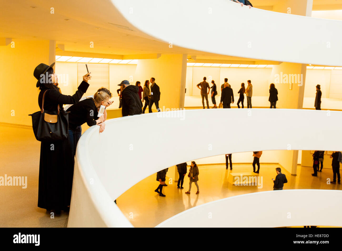 Die Spirale Rotunde im Inneren des Guggenheim Museums, Fifth Avenue, Manhattan, New York City, Vereinigte Staaten von Amerika. Stockfoto