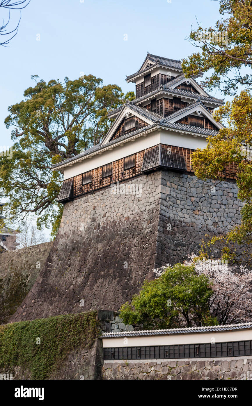 Schloss Kumamoto, Ginnan-jo. 5-stöckigen Iidamaru Gehen - kai Yagura, Revolver und Ishigaki hohen steinmauern vor Schäden durch Erdbeben 2016. Stockfoto