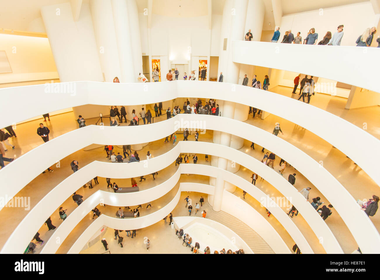 Die Spirale Rotunde im Inneren des Guggenheim Museums, Fifth Avenue, Manhattan, New York City, Vereinigte Staaten von Amerika. Stockfoto