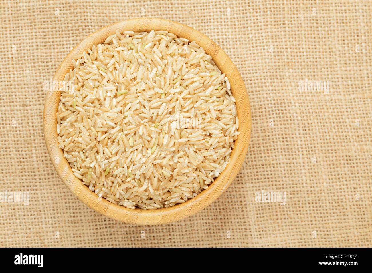 Brauner Reis in Holzschale, ungekocht Stockfoto