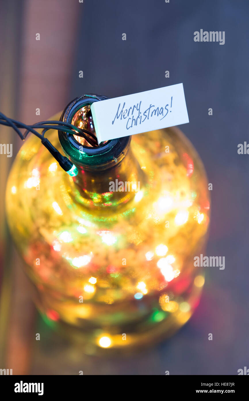 Frohe Weihnachten-Label mit kalligrafischen Text und Kranz Stockfoto