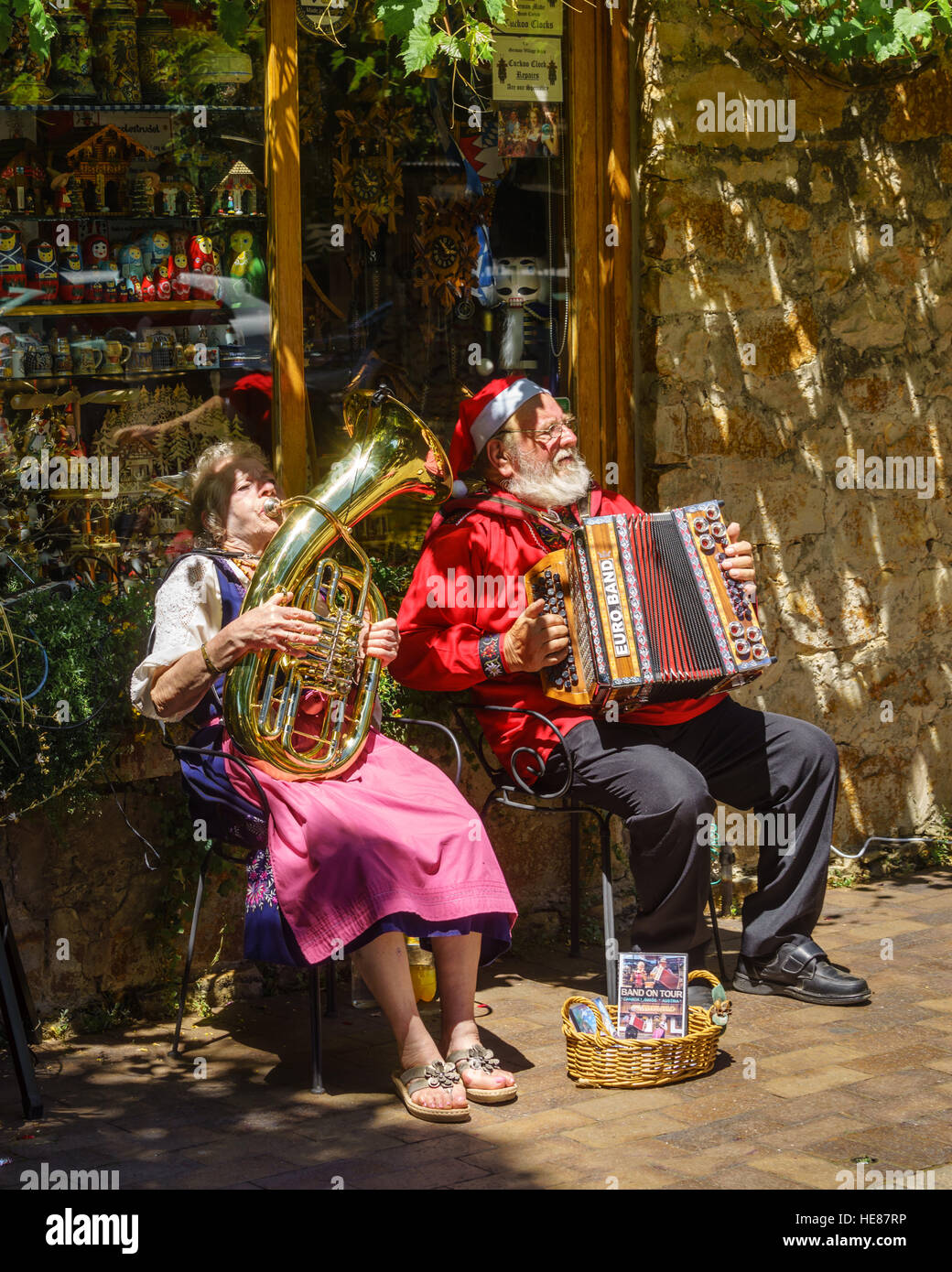 Santa Claus und seine Assistentin spielen Musikinstrumente während Straßenmusik zu Weihnachten in Hahndorf, SA, Australien. Stockfoto