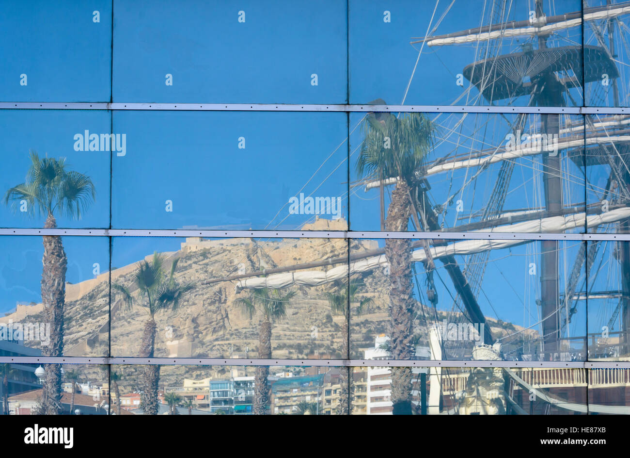 Ein Glas spiegeln Blick in den Hafen von Alicante-Stadt, Spanien. Stockfoto