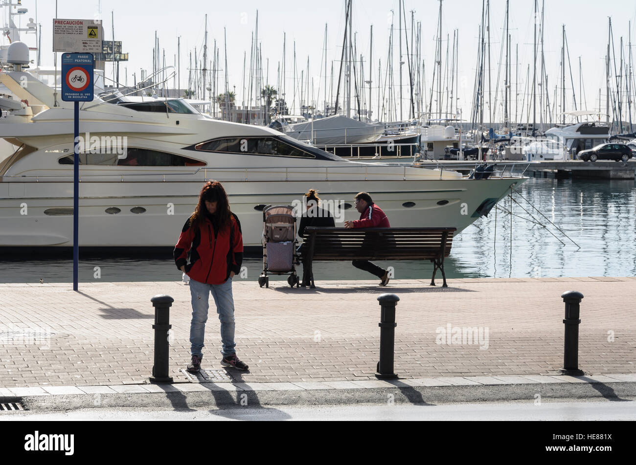 Blick auf einer Yacht im Hafen von Alicante Stadt, Spanien. Stockfoto