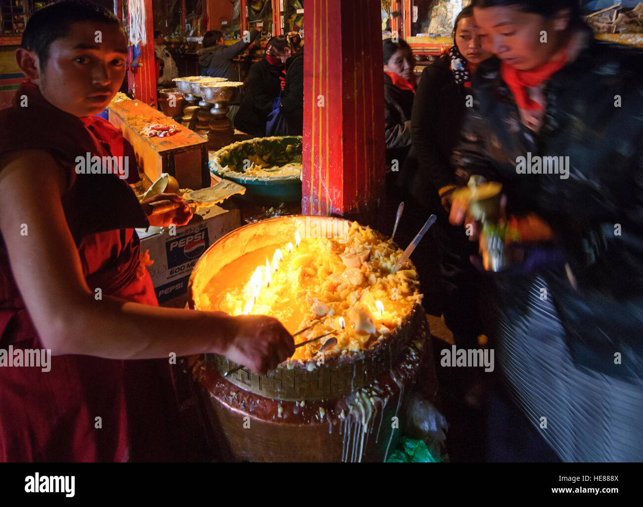 Lhasa: Nechung Kloster - ehemaliger Sitz des Orakels tibetischen Staat; Tibetaner in Einbußen bei der Yak-Butter auf tibetische Neujahr (Losar), Tibet, China Stockfoto