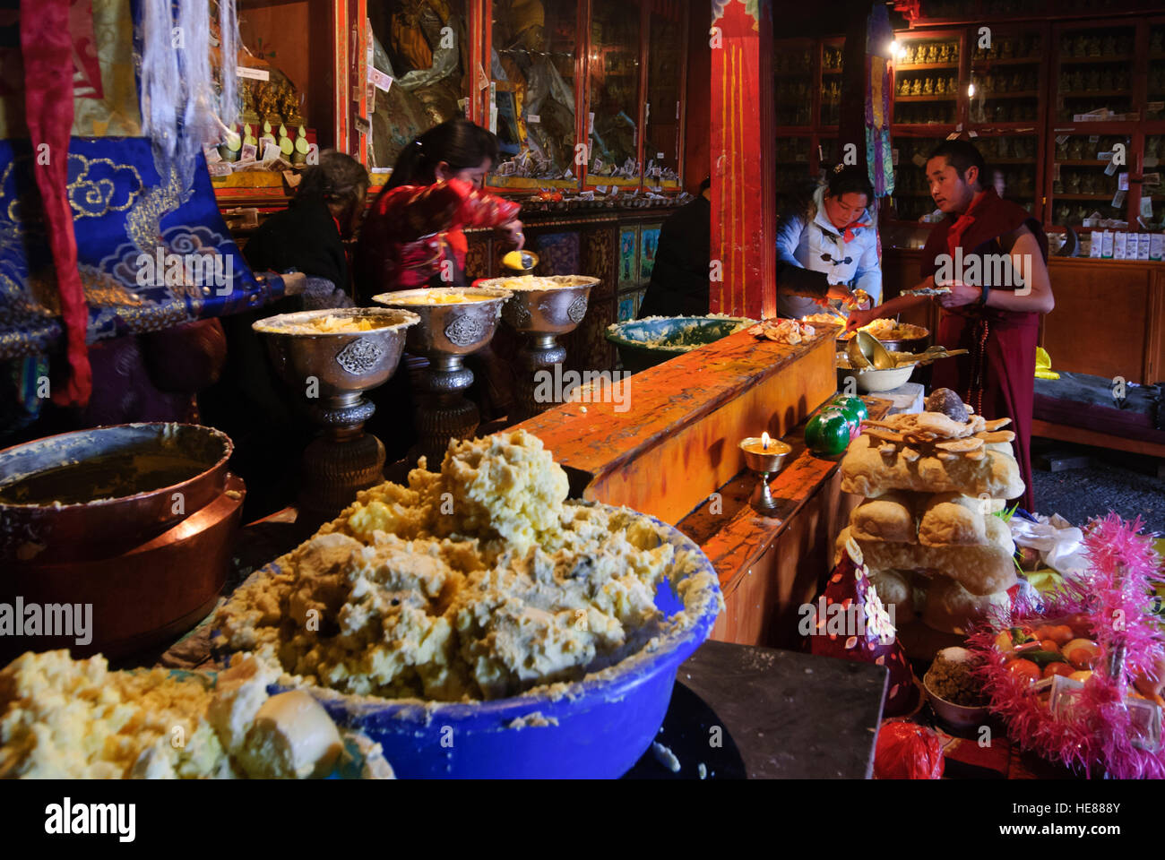Lhasa: Nechung Kloster - ehemaliger Sitz des Orakels tibetischen Staat; Tibetaner in Einbußen bei der Yak-Butter, das tibetische Neujahr (Losar), Tibet, China Stockfoto