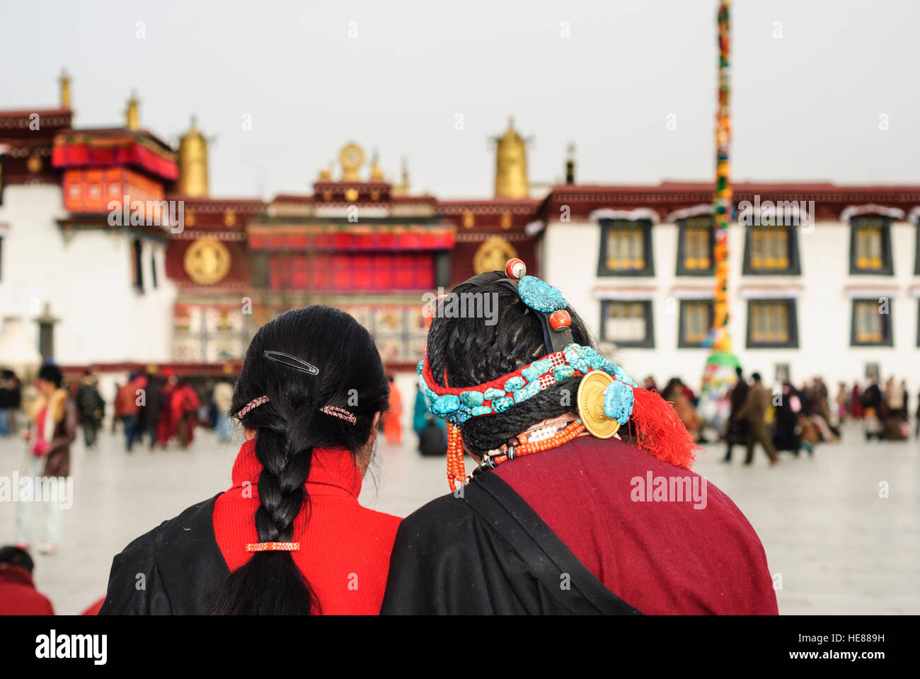 Lhasa: Jokhang-Tempel; Tibetische Frauen Kopfschmuck von Türkis, Korallen und Perlen getragen auf Festivals gemacht wie das tibetische Neujahr (Losar), Tibet, Kinn Stockfoto