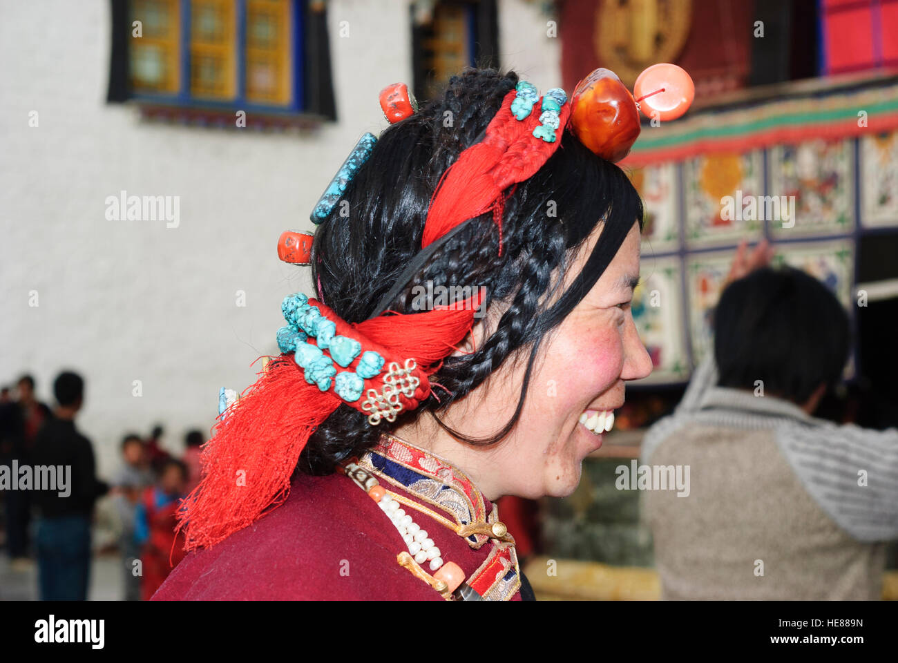 Lhasa: Jokhang-Tempel; Tibetische Frau, Kopfschmuck aus Türkis, Koralle, Bernstein und Perlen getragen auf Festivals wie das tibetische Neujahr (Losar), Tibet, Kinn Stockfoto