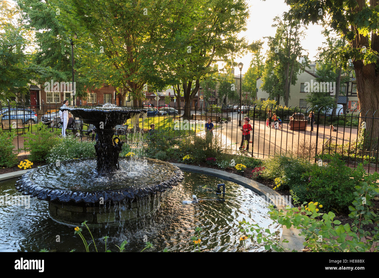 Kinder spielen rund um Fitlers Square Brunnen, Rittenhosue Quadrat Nachbarschaft, Philadelphia, Pennsylvania, USA Stockfoto