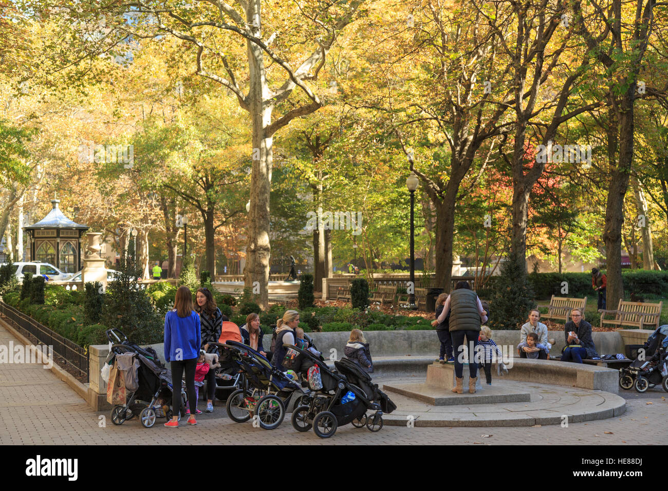 Rittenhouse Square mit Müttern und Kindermädchen, Philadelphia, Pennsylvania, USA Stockfoto