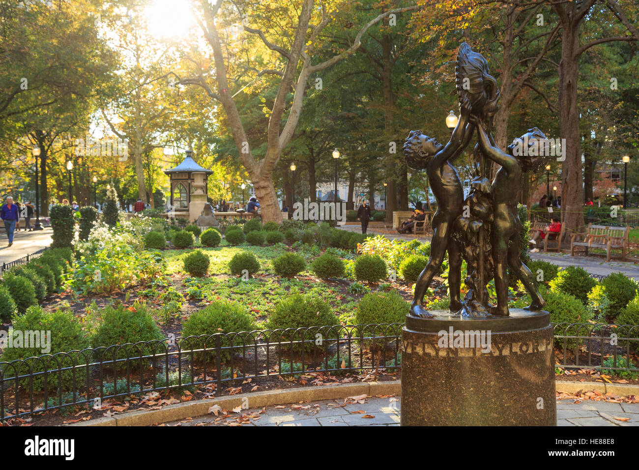 Historischen Rittenhouse Square im Herbst mit Evelyn Taylor Preis Memorial Sonnenuhr, Philadelphia, Pennsylvania, USA Stockfoto