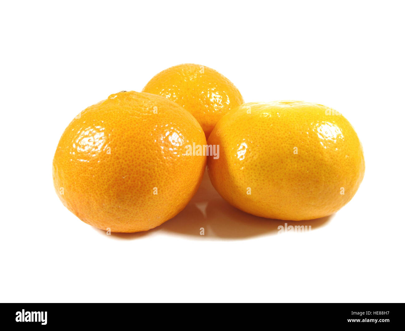 Geschlossen bis drei Reife leuchtende Farbe Orangen isoliert auf weißem Hintergrund Stockfoto