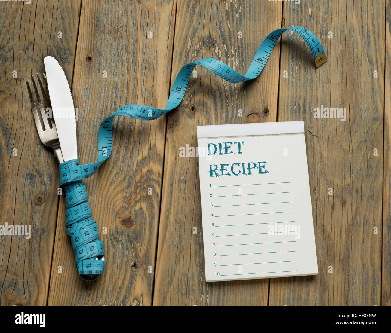 Diät-Plan, Menü oder Programm, Maßband, Diätkost auf blauem Hintergrund, Gewichtsverlust Stockfoto