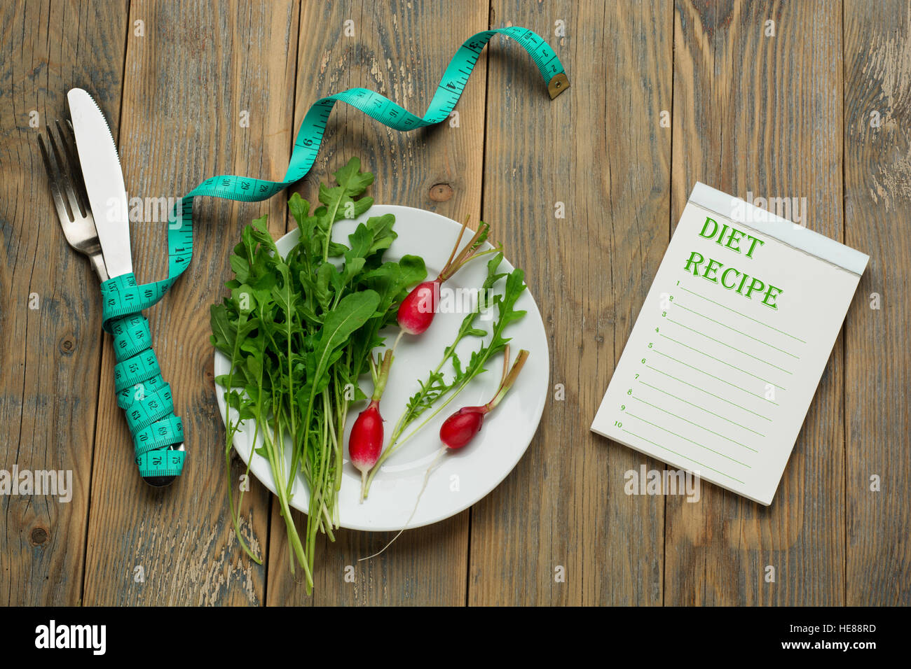 Diät-Plan, Menü oder Programm, Maßband, Diätkost auf weißen Teller, Gewichtsverlust Stockfoto