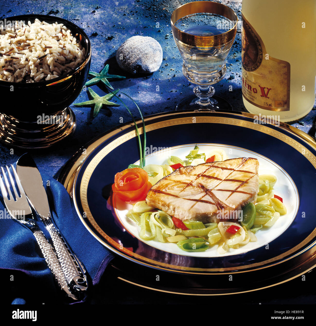 Gegrillter Heilbutt-Steak mit Lauch und Reis Stockfoto