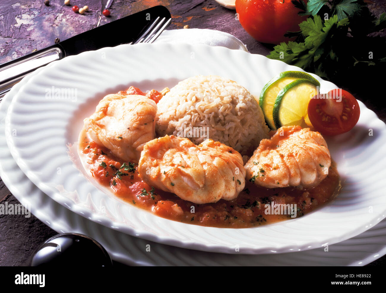 Fried Devilfish Filets auf Tomatensauce mit Reis Stockfoto