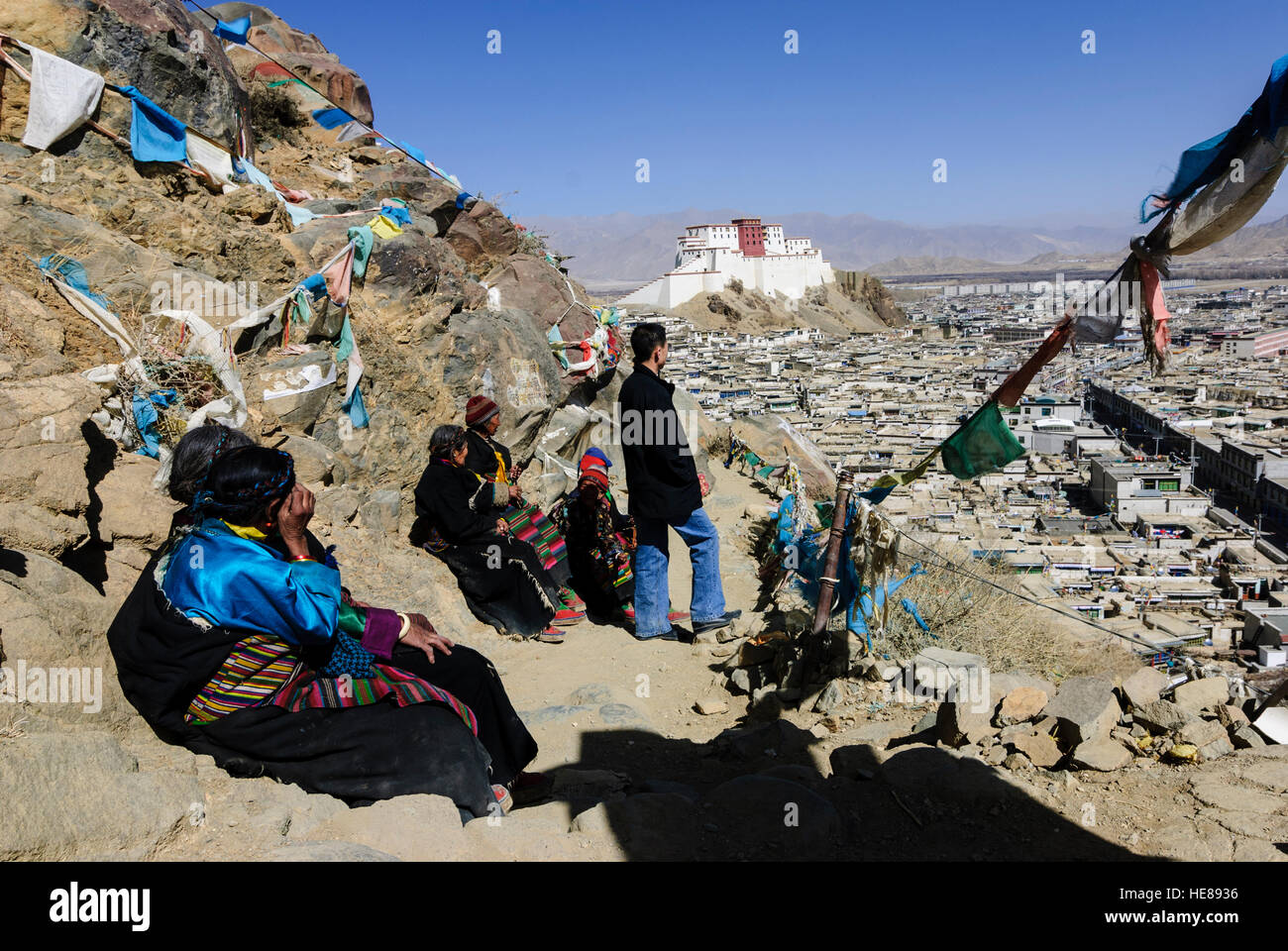 Shigatse (Xigaze): Dzong (Burg), Pilger auf der Kora (Rundweg um das Tashilhunpo Kloster) und die Häuser der tibetischen Altstadt, Tibet, C Stockfoto