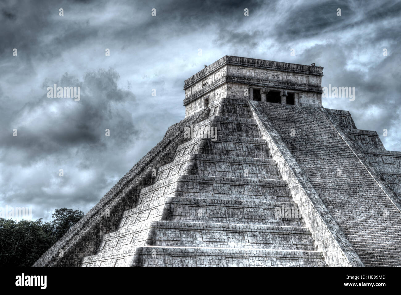 El Castillo, Tempel des Kukulcan, mesoamerikanischen Stufenpyramide, präkolumbische Maya-Zivilisation, HDR, Chichen Itza Stockfoto