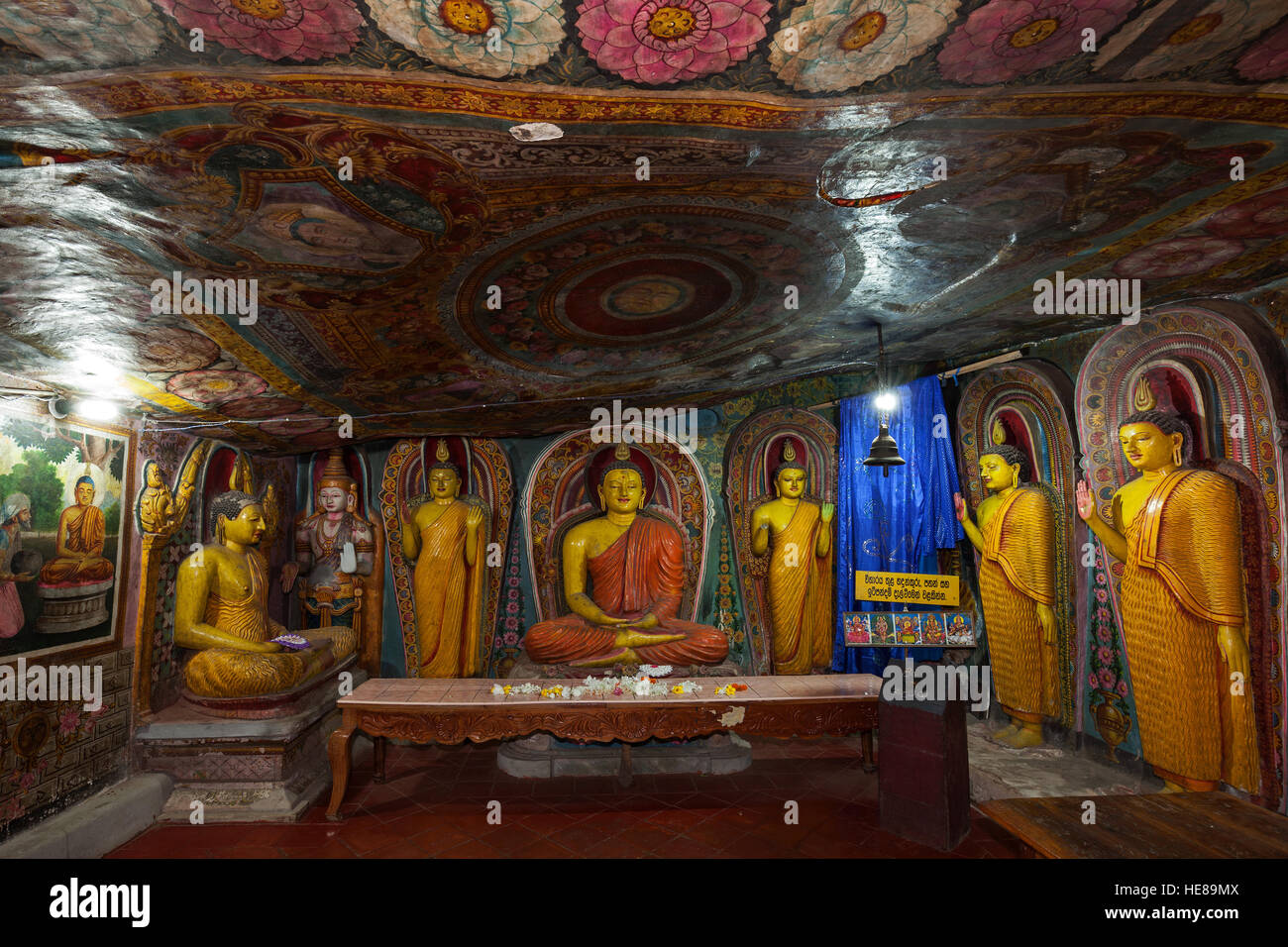 Buddha-Statuen, Wandmalereien, Fresken, Interieur, Aluvihara Rock Temple, Matale, Central Province, Sri Lanka Stockfoto