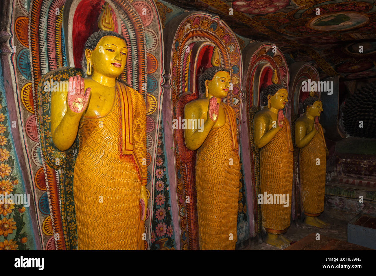 Buddha-Statuen, Wandmalereien, Interieur, Aluvihara Rock Temple, Matale, Central Province, Sri Lanka Stockfoto
