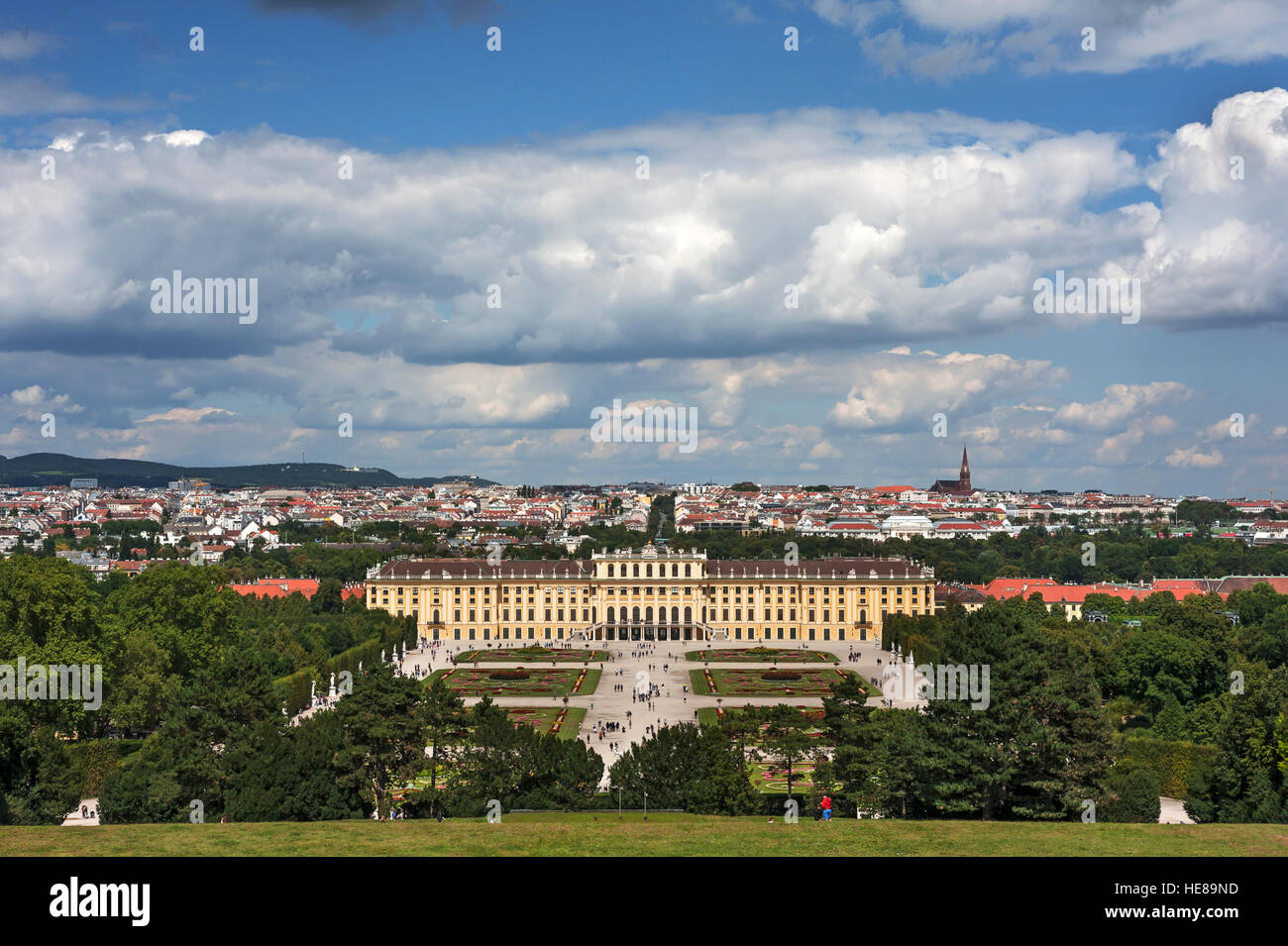 Blick auf Schloss Schönbrunn und Stadt von Gloriette, Schönbrunn, Wien, Österreich Stockfoto