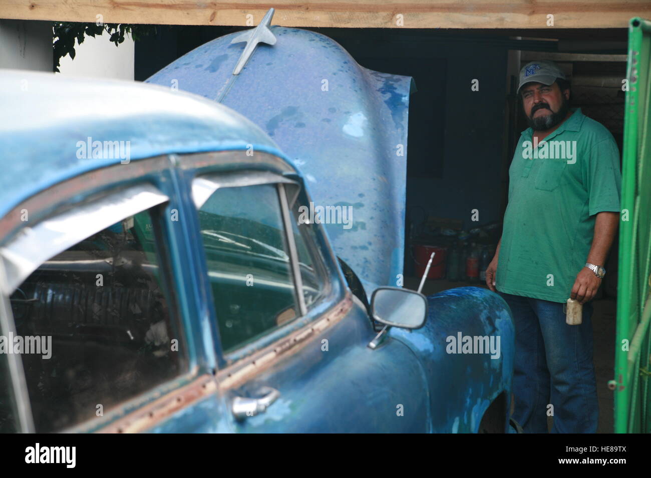 Kubanische stand neben seinem Auto, wie es bedient wird, Vinales, Pinar del Río Provinz, Kuba, Lateinamerika Stockfoto