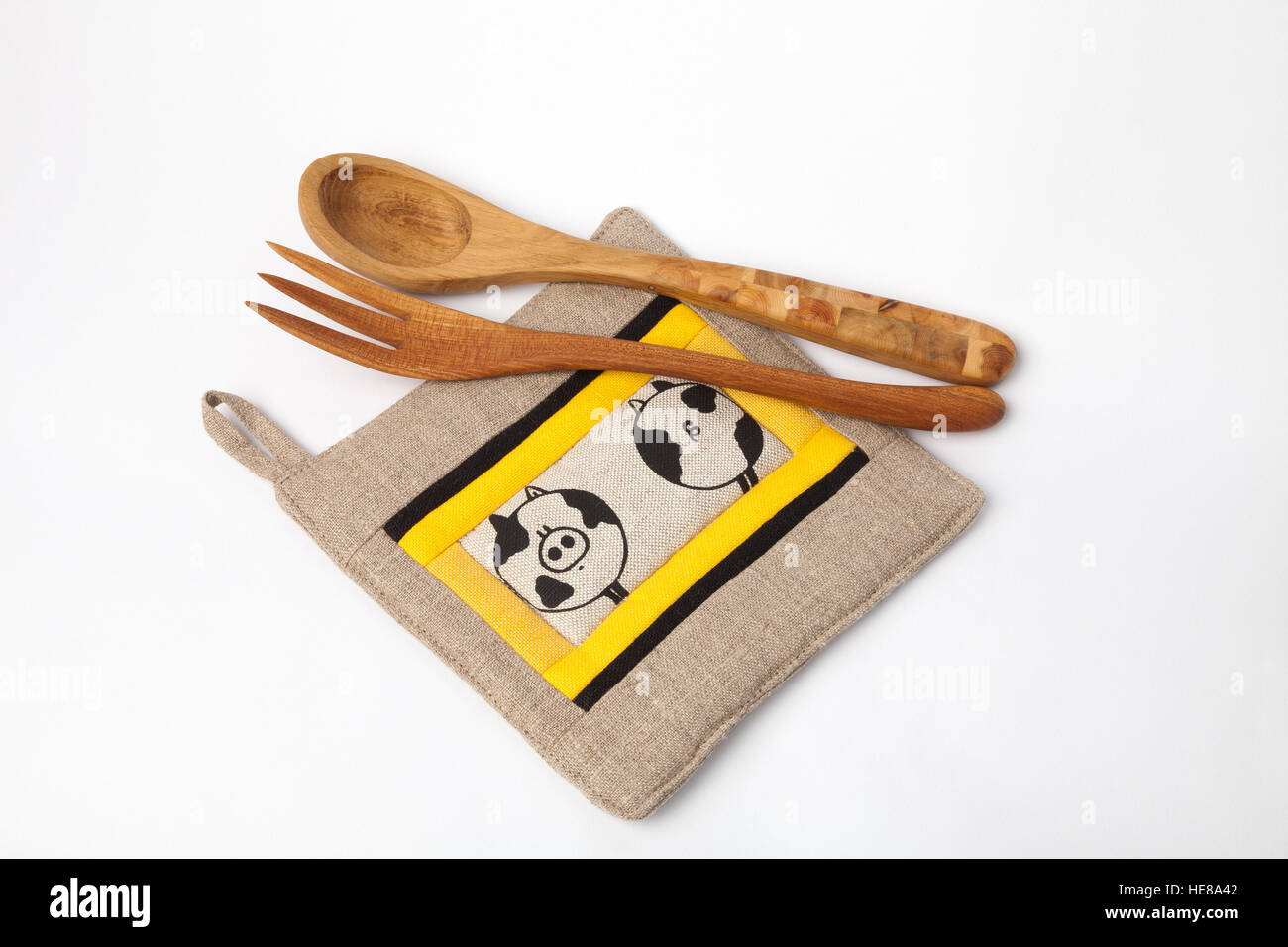 Küchenutensilien - Leinen Topflappen, Holzwerkzeug, isoliert auf weiss. Stockfoto