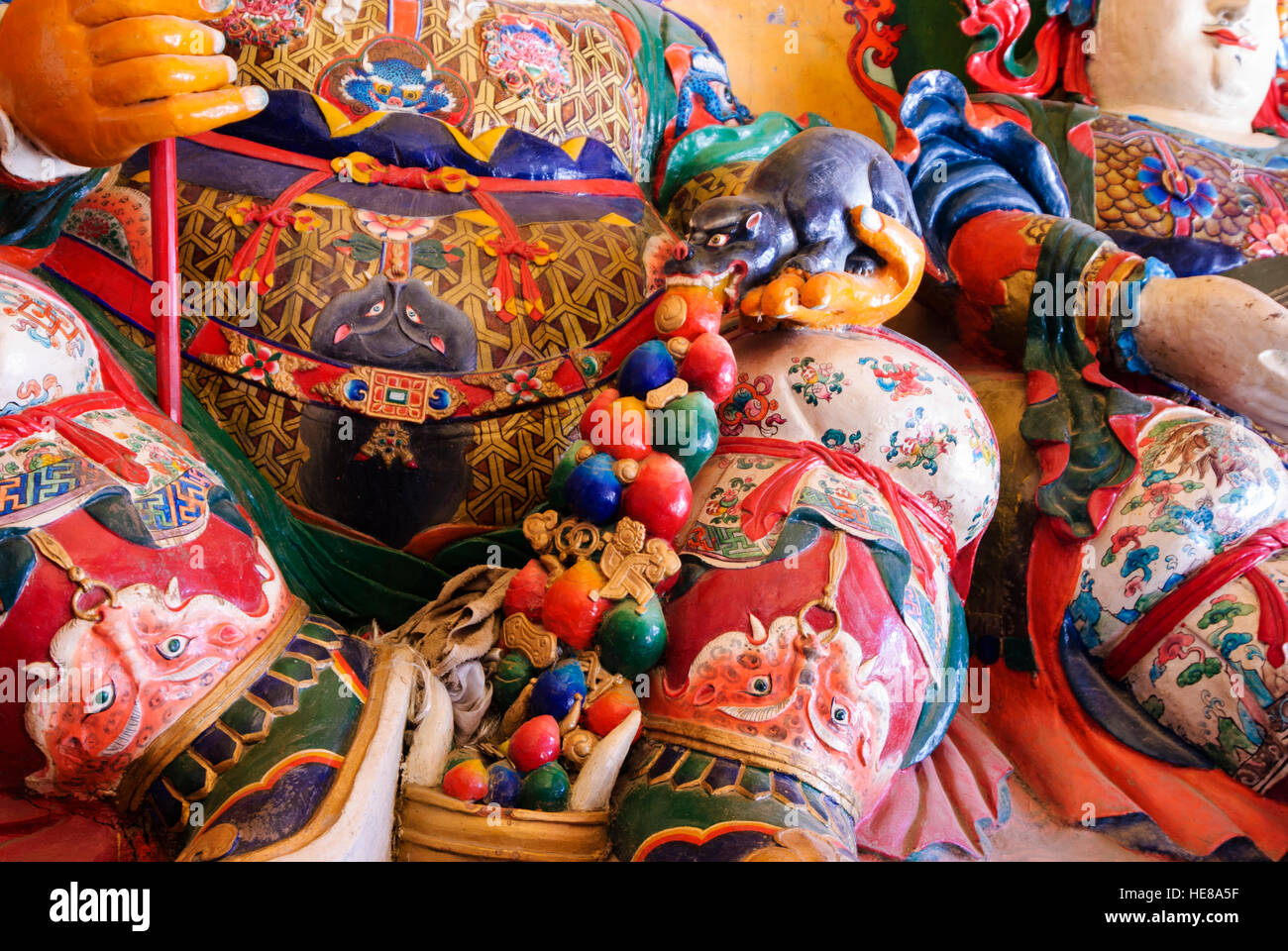 Gyantse: Pelkor Chöde - Kloster; Juwelen spuckt Mungo auf 2 der 4 Welt Wächter am Eingang der Aula, Tibet, China Stockfoto