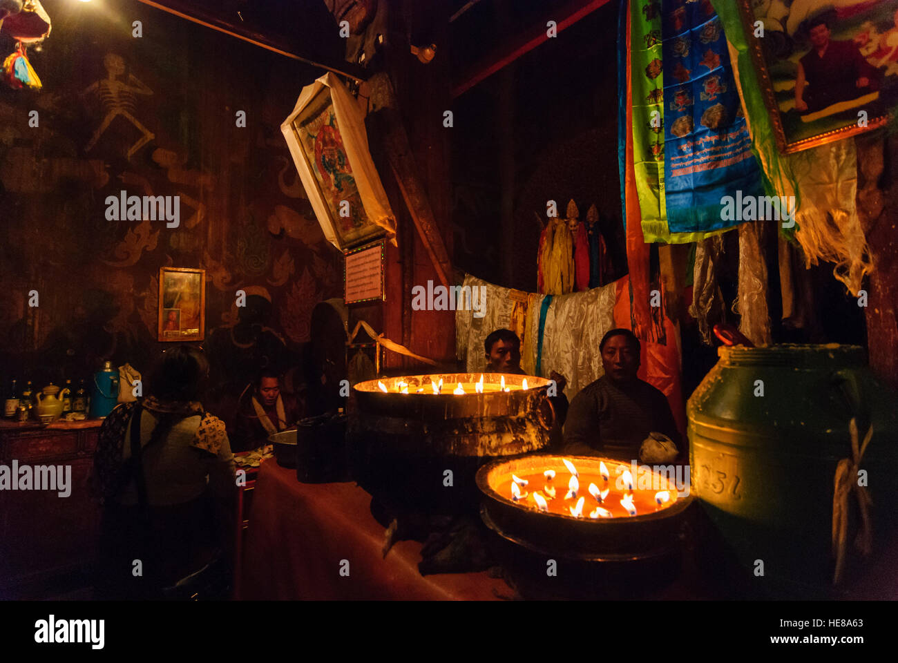 Gyantse: Pelkor Chöde - Kloster; Gökhang (Zimmer der Protektorat Gottheiten); Tibeter vorbeiziehen Schalen des Brennens Yak-Butter, Tibet, China Stockfoto